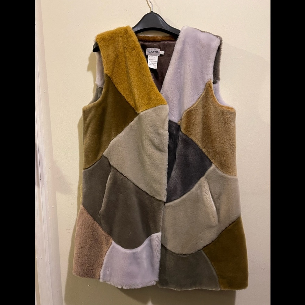 Beautiful needling best. Collage design with earthtone fake fur. Size L 44”bust.